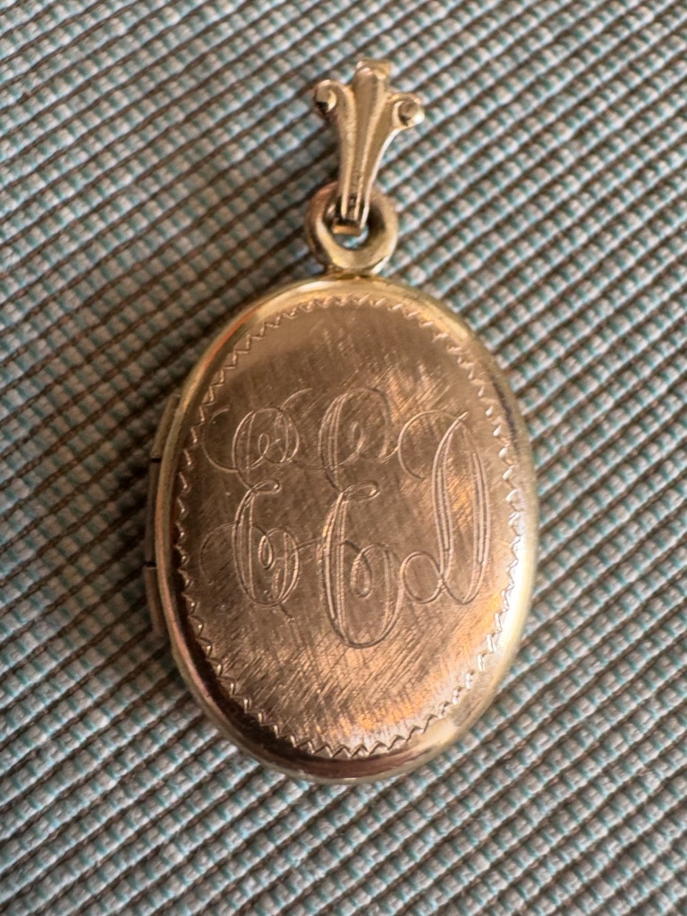 Vintage Oval Locket Pendant in Gold Tone